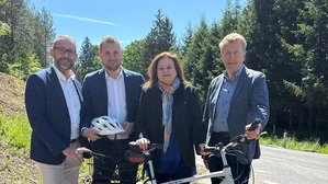 Bild zeigt Verkehrslandesrätin Claudia Holzer mit den Bürgermeistern Stefan Helmreich, Matthias Pokorn und Hubert Holzapfel  