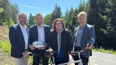 Bild zeigt Verkehrslandesrätin Claudia Holzer mit den Bürgermeistern Stefan Helmreich, Matthias Pokorn und Hubert Holzapfel  