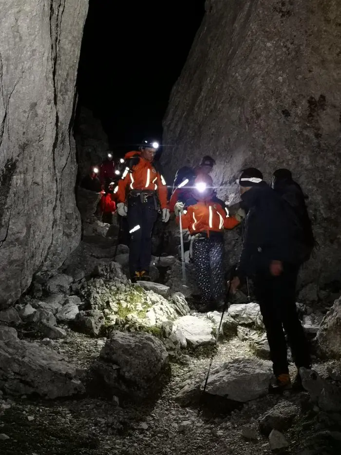 ABD0005_20250531 - WERFENWENG - STERREICH: ++ HANDOUT ++ ZU APA0056 VOM 31.5.2025 - Eine deutsche Familie mit Kindern im Alter von acht, zehn und 14 Jahren ist in der Nacht auf Samstag, 31. Mai 2025 im Tennengebirge nicht mehr weitergekommen und musste von Bergrettern zu einer Htte gebracht werden. Sie waren am Freitag zu einer berschreitung des Gebirges aufgebrochen, obwohl der Httenwirt der Ellmauhtte, wo sie bernachtet hatten, aufgrund ihrer schlechten Ausrstung und Altschneefeldern davon abgeraten hatte. - FOTO: APA/BERGRETTUNG WERFEN - ++ WIR WEISEN AUSDRCKLICH DARAUF HIN, DASS EINE VERWENDUNG DES BILDES AUS MEDIEN- UND/ODER URHEBERRECHTLICHEN GRNDEN AUSSCHLIESSLICH IM ZUSAMMENHANG MIT DEM ANGEFHRTEN ZWECK UND REDAKTIONELL ERFOLGEN DARF - VOLLSTNDIGE COPYRIGHTNENNUNG VERPFLICHTEND ++