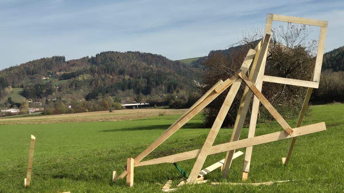 Demoliert: ein Landschaftselement der ÖVP im Norden von Graz