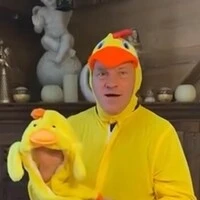 Fritz Kristoferitsch lädt zur „Vogerltanzparty“ und schlüpfte gleich selbst ins Kostüm