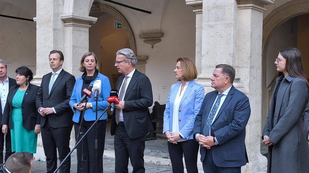 Christopher Drexler sprach inmitten von ÖVP-Landesregierungsmitgliedern  