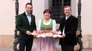 Weihbischof Johannes Freitag mit Manuela Khom und Lukas Schnitzer (ÖVP) vor der Speisensegnung 