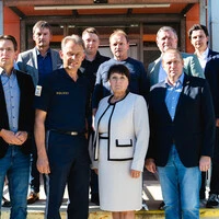 Gruppenfoto mit ernsten Mienen nach dem Besuch im Bezirkspolizeikommando Leibnitz