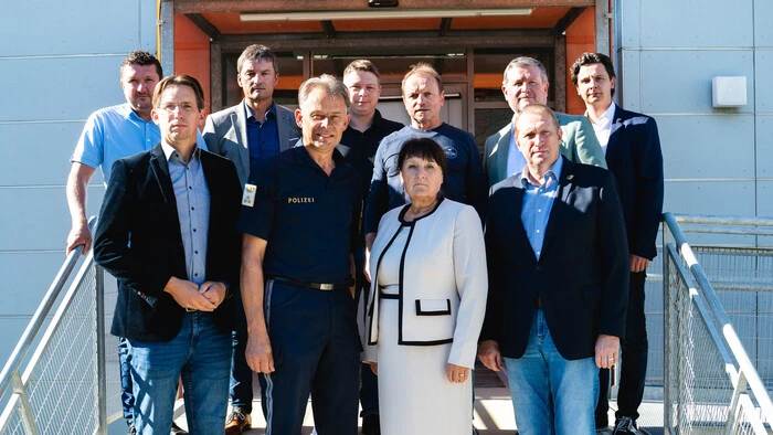 Gruppenfoto mit ernsten Mienen nach dem Besuch im Bezirkspolizeikommando Leibnitz