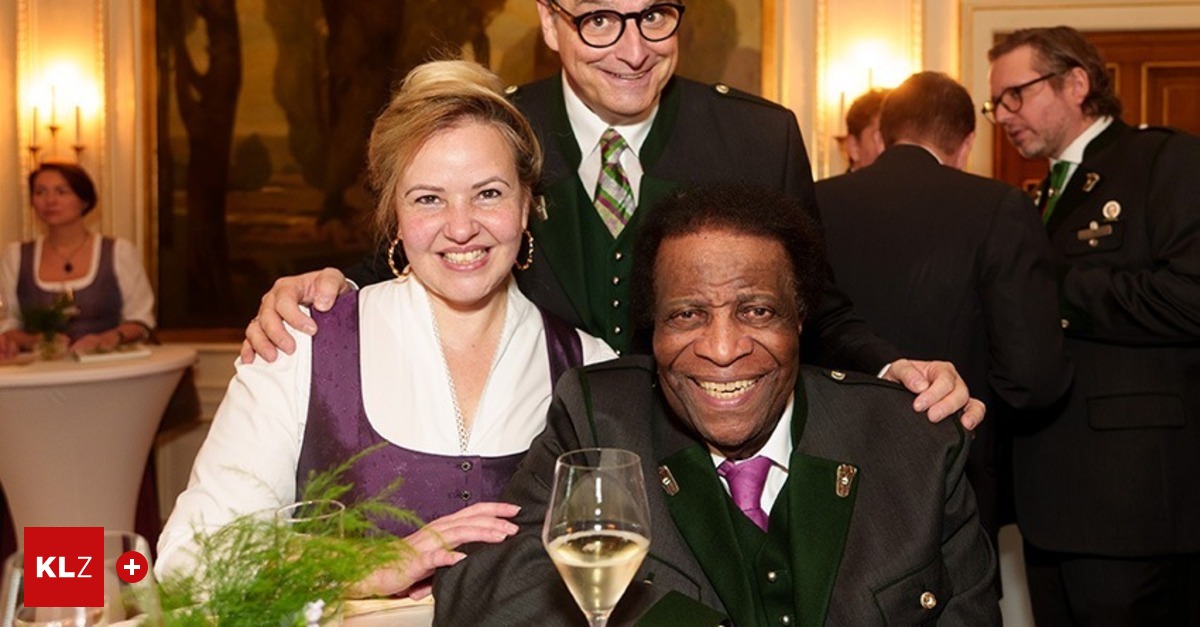 Leute-F-r-Oberlandlerball-das-Theater-geschw-nzt-