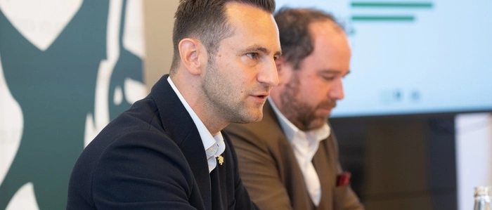 Lukas Schnitzer, Klubobmann der steirischen Volkspartei, mit IFDD-Geschäftsführer Christoph Haselmayer