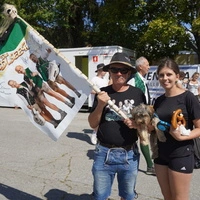 Unverkennbar Fans der Edlseer, die am Sonntag zum Fanwandertag durch das Thermenland zogen, bevor im Festzelt gesungen wurde