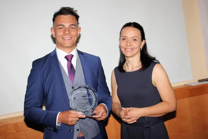 HTL-Absolvent Alexander mit Schulleiterin Alexandra Marchler