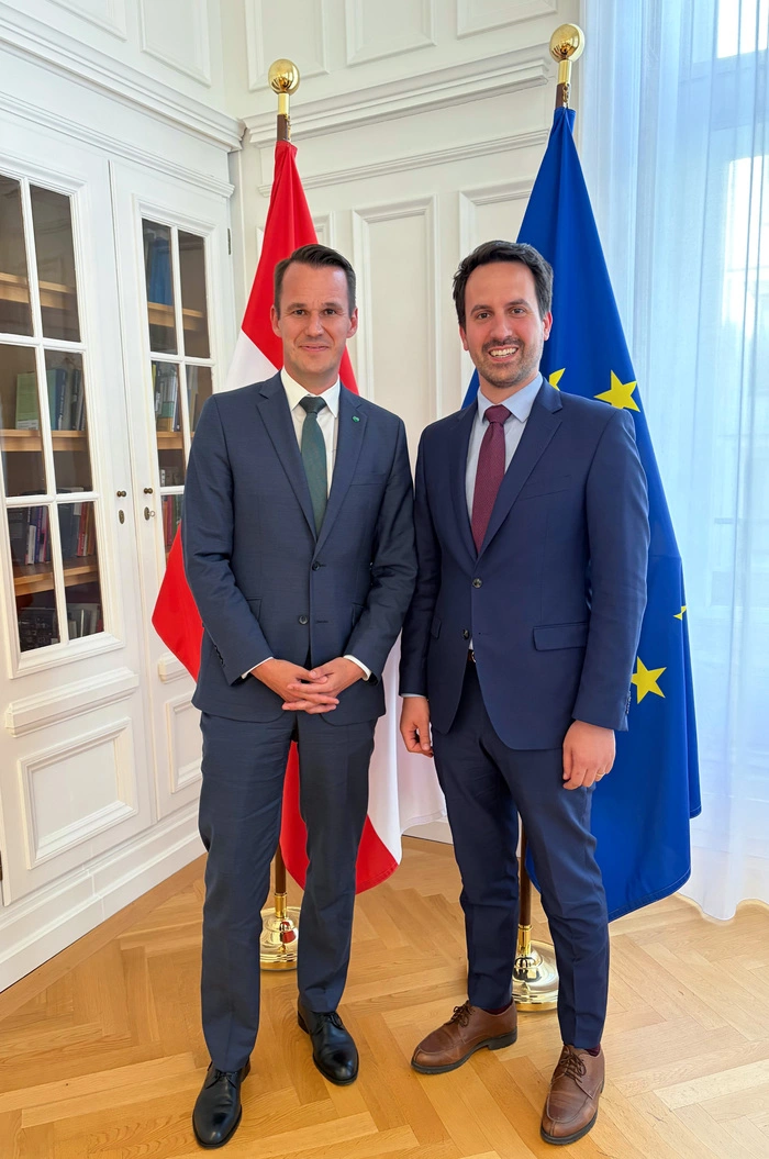 Das Bild zeigt FPÖ-Bildungslandesrat Stefan Hermann und Bildungsminister Christoph Wiederkehr (Neos)