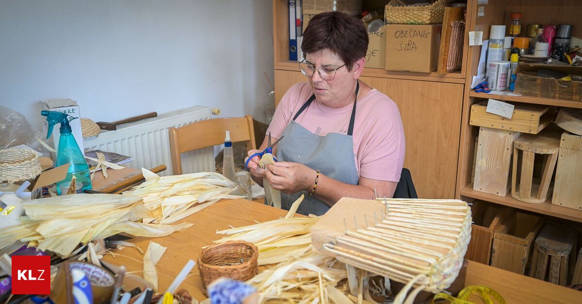 Flechten-mit-Maisstroh-Alte-Handwerkskunst-verbindet-Regionen