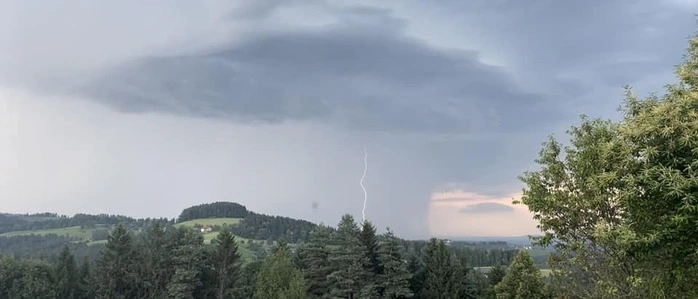 Das Bild zeigt eine Gewitterwolke und einen Blitz