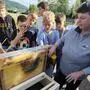 Imkerin Birgit Grebien zeigte den Schülerinnen und Schülern der MS Lebring-St. Margarethen anschaulich, wie ein Bienenstock funktioniert – und warum Bienen für Natur und Umwelt so wichtig sind