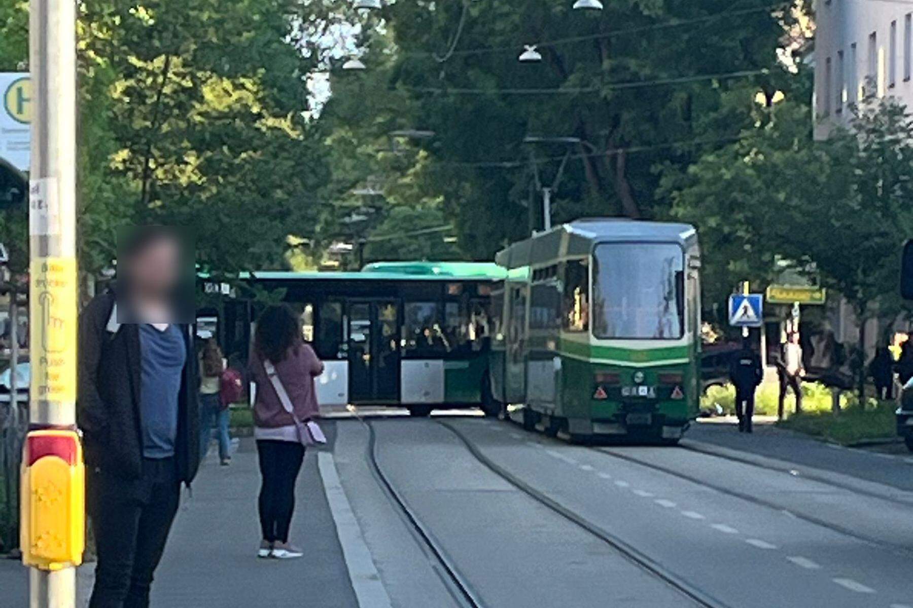 Graz: Unfall am Hasnerplatz: Bus stieß gegen Bim, es kommt zu Verzögerungen