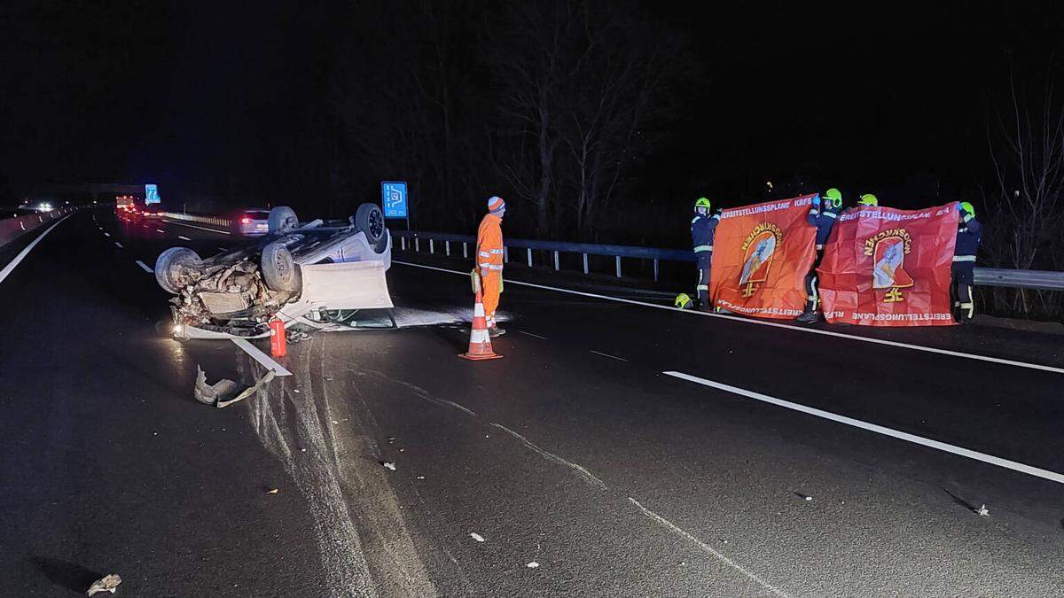 Das Auto schlitterte mehrere hundert Meter an der Leitwand entlang