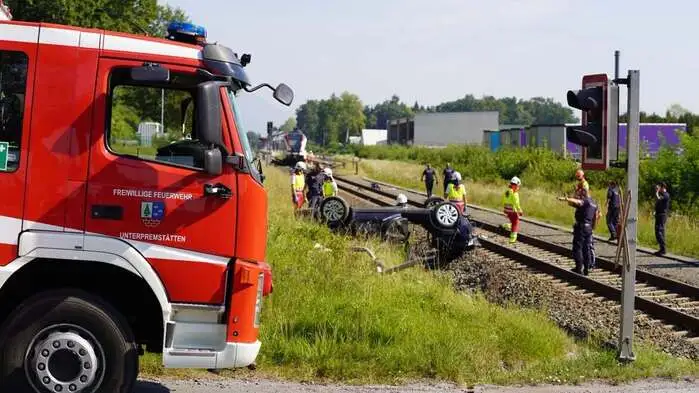 Das Auto der Frau wurde zur Seite geschleudert