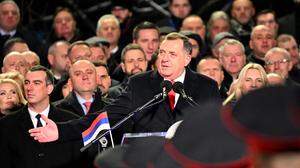 Trotz Verbot: Milorad Dodik hält eine Rede auf der Militärparade in Banja Luka