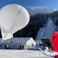 Andreas Kofler am Kulm mit dem Sicherheitsballon