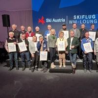 Landeshauptmann Drexler und ÖSV-Präsidentin Stadlober mit den Ausgezeichneten aus Sport- und Funktionärsriege