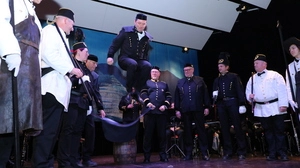 Landwirtschafts- und Umweltminister Norbert Totschnig sprang auf Einladung der Erzberg-Knappen über das Arschleder in den Ehrenbergmannsstand