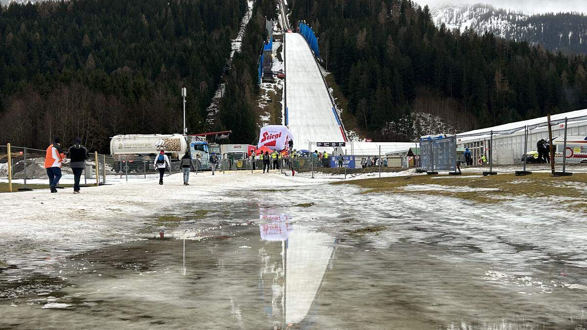 Die Flächen rund um die Schanze sind derzeit unter Wasser oder teils komplett vereist