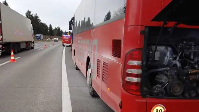 Der Bus hielt in einer Pannenbucht der Südautobahn