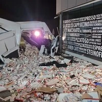 Massenweise Schokolade musste nach dem Unfall weggeschaufelt werden