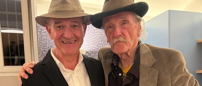 Der Gastgeber und Enkel Peter Koren mit dem Künstler Gerald Brettschuh