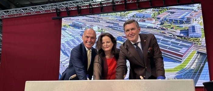 GKB-Geschäftsführer Gerald Klug legte gemeinsam mit Landesrätin Claudia Holzer und Minister Peter Hanke den symbolischen Grundstein