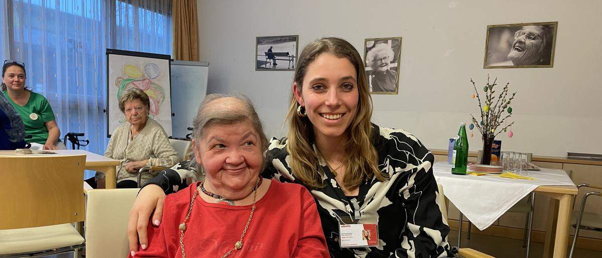 Julia Kölbl besucht die Bewohnerinnen und Bewohner (im Bild Margit Schwarzl) des Seniorenzentrums in Graz-Eggenberg alle zwei Wochen