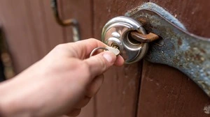 Die Frau hat ihren Gatten eingesperrt