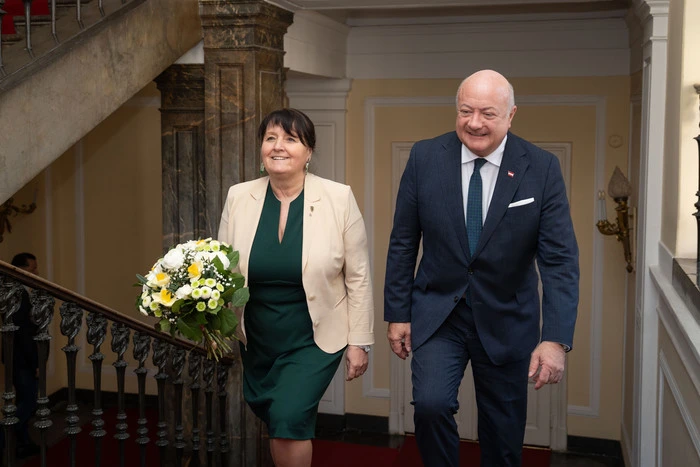 Das Bild zeigt VP-Landeschefin Manuela Khom und Bundeskanzler Christian Stocker (ÖVP)