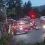 Mehrere Feuerwehrautos auf einem Parkplatz