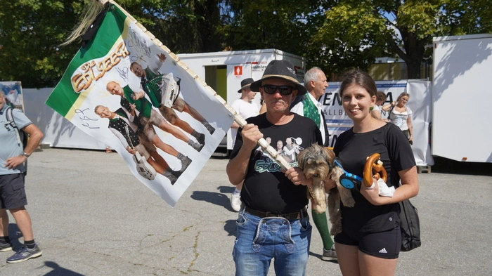 Unverkennbar Fans der Edlseer, die am Sonntag zum Fanwandertag durch das Thermenland zogen, bevor im Festzelt gesungen wurde