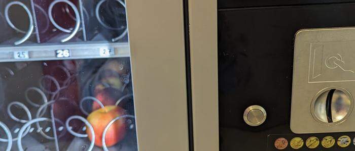Falscher Preis, falscher Inhalt: Der Apfel war ein Relikt im neuen Automaten, der noch gar nicht in Betrieb gehen hätte sollen