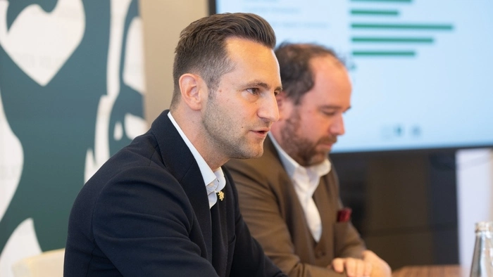 Lukas Schnitzer, Klubobmann der steirischen Volkspartei, mit IFDD-Geschäftsführer Christoph Haselmayer