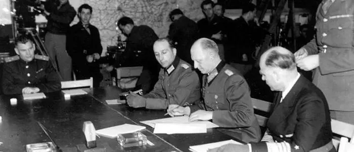 Generaloberst Alfred Jodl unterschreibt in Reims die bedingungslose Kapitulation des Deutschen Reiches