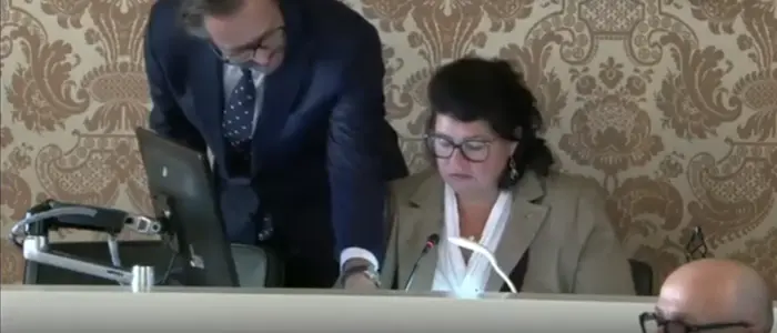 Dritte Landtagspräsidentin Helga Ahrer (SPÖ) wird auf den Fehler hingewiesen
