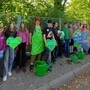 Gemeinsam für bunte Akzente im Straßenraum: Kinder und Omas for Future bepflanzten in der Wagnastraße neue Blühfleckerl