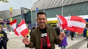 Michael Stangl vor der ESC-Location in Liverpool