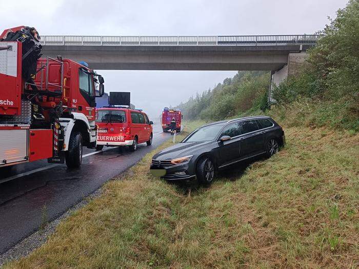 Pkw landete neben der A 9 