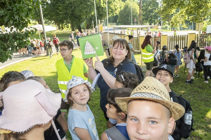 In vier Stationen lernten die Schülerinnen und Schüler die Vielfalt der heimischen Landwirtschaft kennen und durften ihr Können beim Melken (am Trainingsgerät), beim Brotbacken oder beim Erdäpfelgraben probieren.