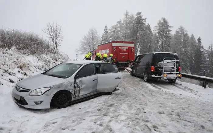 Zwei Autos kollidierten auf der B 77 bei Lobmingtal