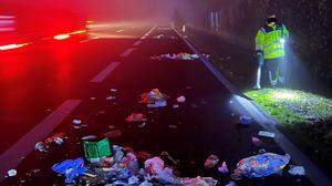 Hier im Bild die verbliebenen Reste vom Müll auf der A 9