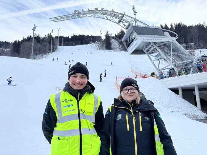Gut eingepackt bei bis zu minus 12 Grad Celsius: das Team der Planai-Bahnen am Montag