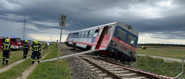 Eine Garnitur der Aspangbahn kollidierte mit dem Pkw eines 21-Jährigen