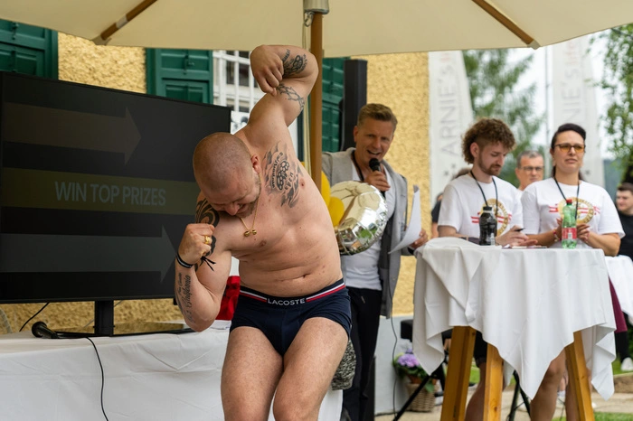 Unter anderem stellten sich mit Muskeln bepackte Teilnehmende beim Bodybuilding-Bewerb einer Jury. 