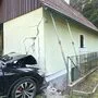 Der Lenker krachte frontal gegen die Hausmauer