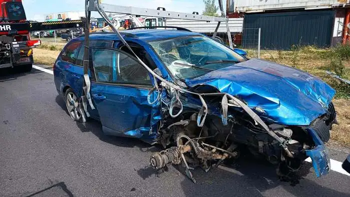 Das schwer beschädigte Unfallfahrzeug