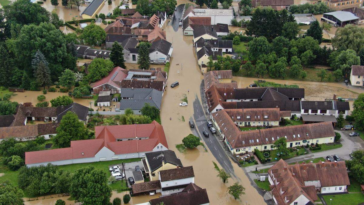 Den Bezirk Hartberg-Fürstenfeld traf das Unwetter besonders hart. Das Luftbild zeigt eindrucksvoll das Ausmaß